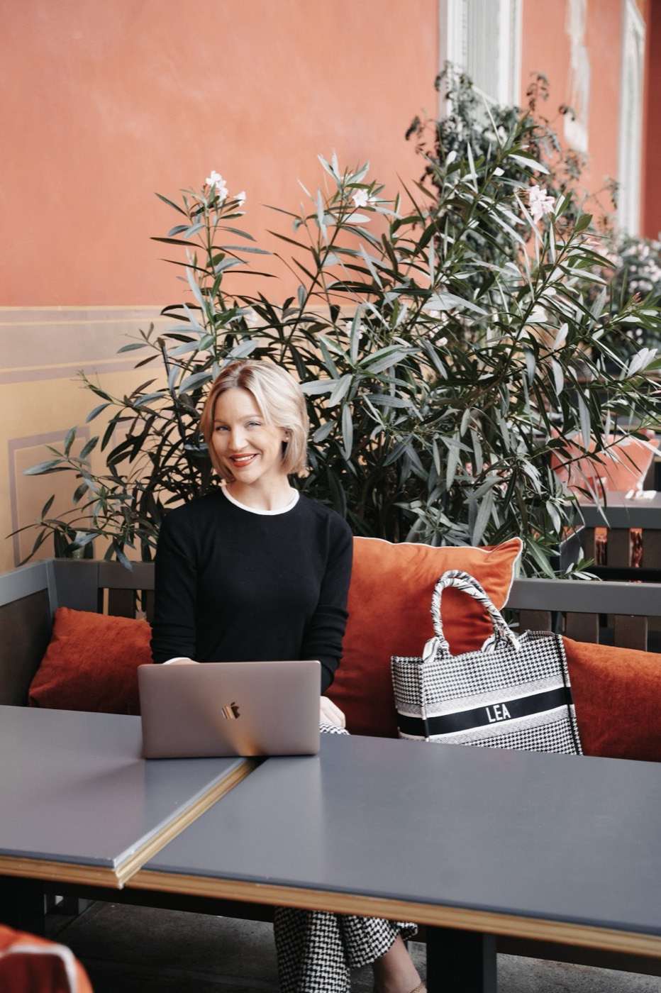 Lea Ernst arbeitet mit dem Laptop in einem Café