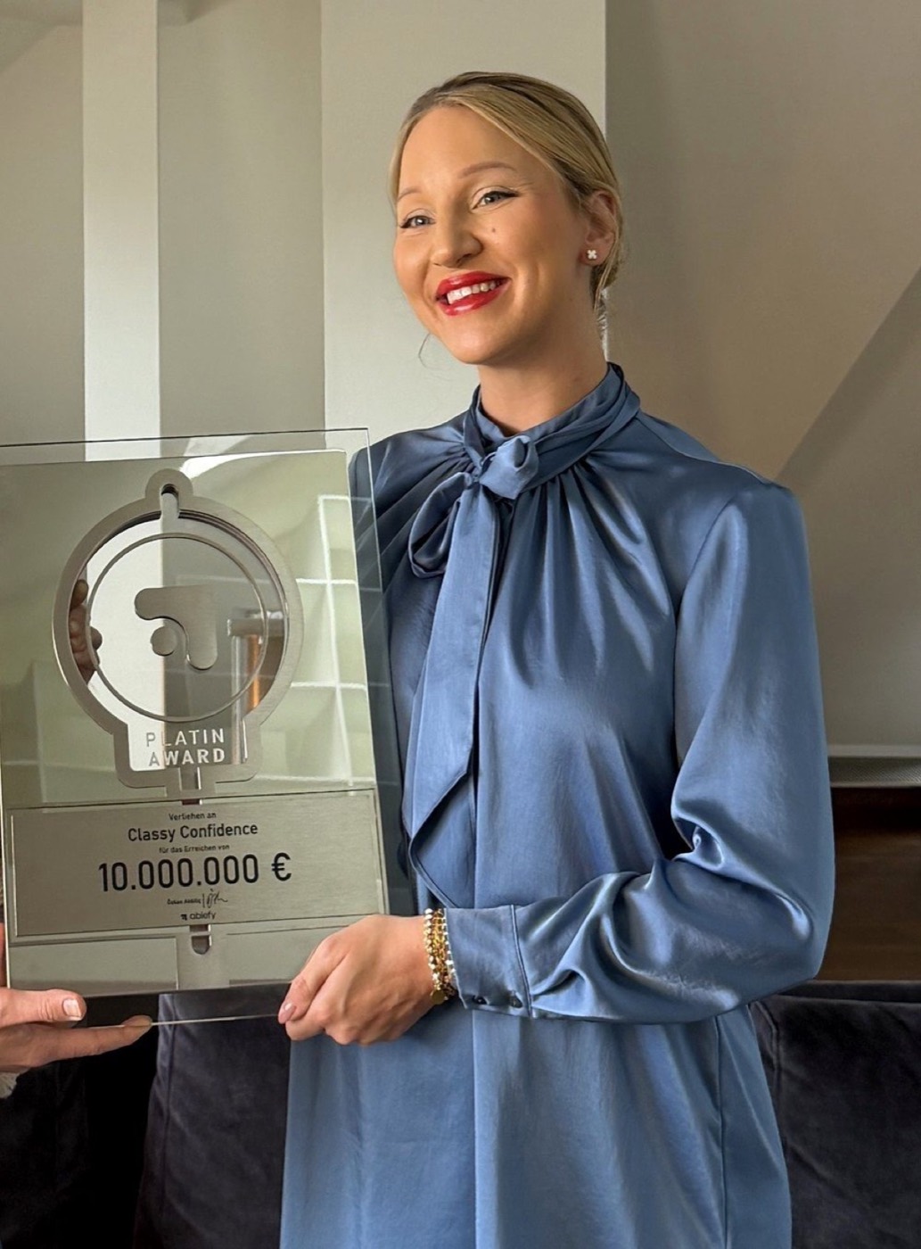 Lea Ernst mit Award für Classy Confidence