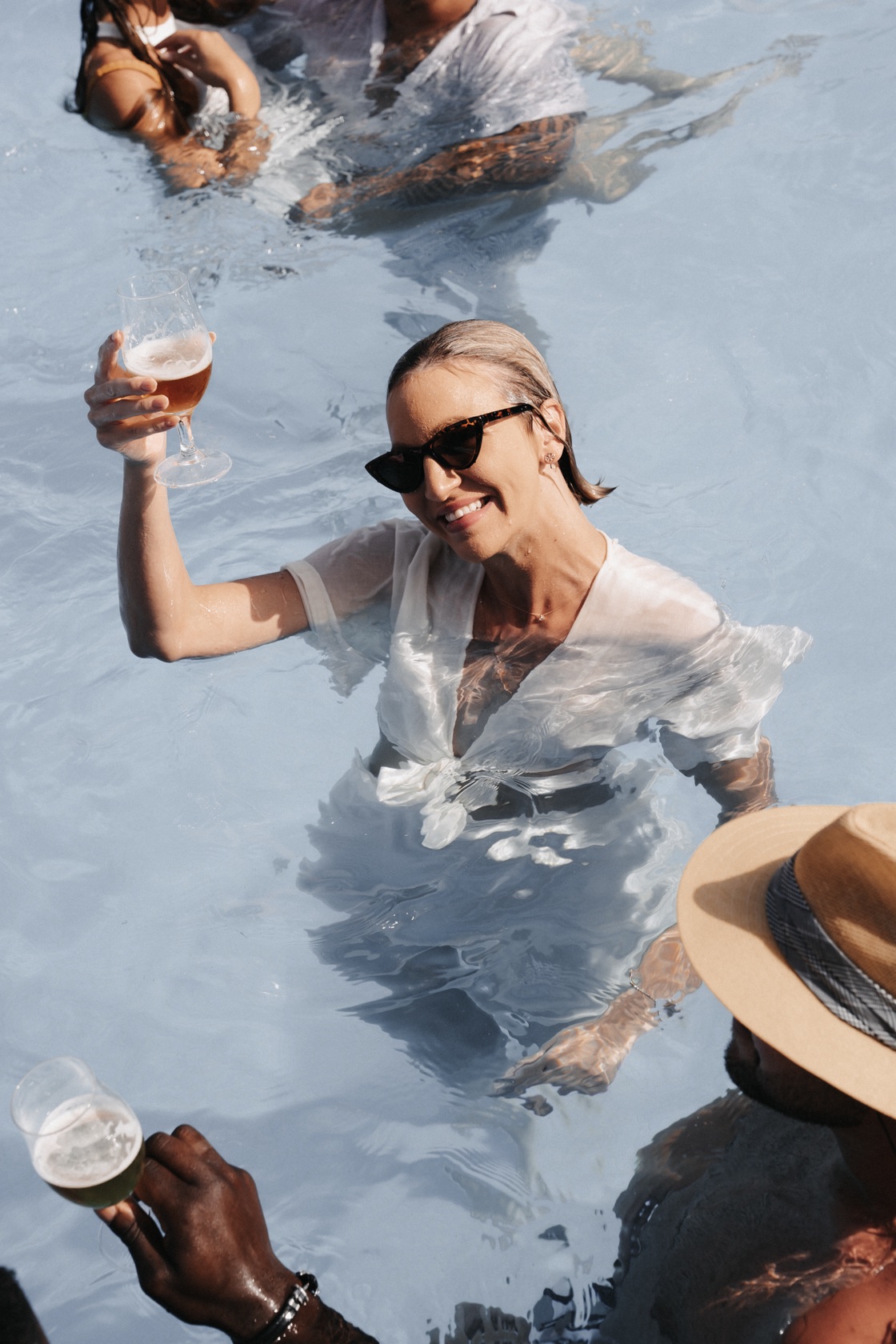 Lea Ernst genießt entspannt einen freien Moment im Pool